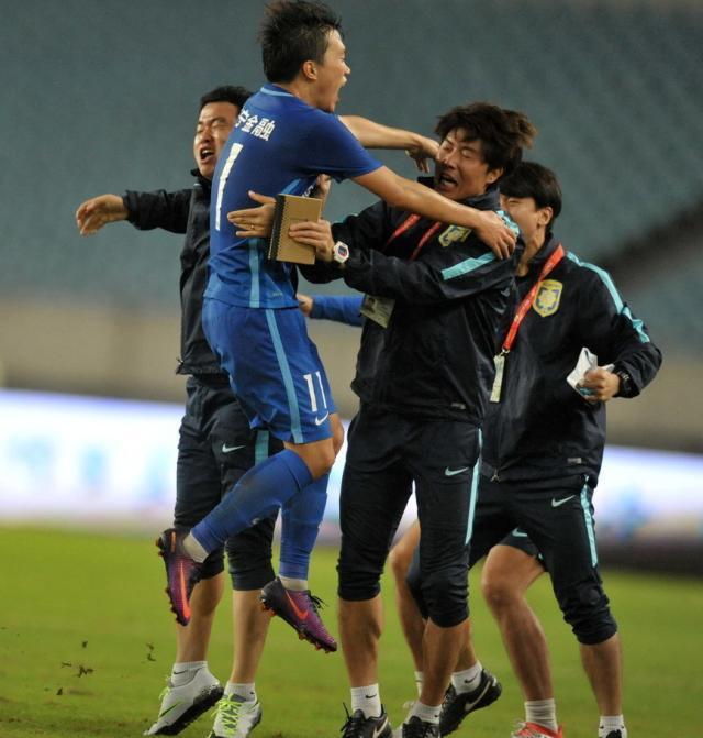 1621778615504078550.jpg 01-金湘勳在江苏队期间,和弟子谢鹏飞庆祝进球.jpg