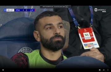 关键战坐全场板凳！萨拉赫坐在场边面无表情，利物浦0-2遭完败